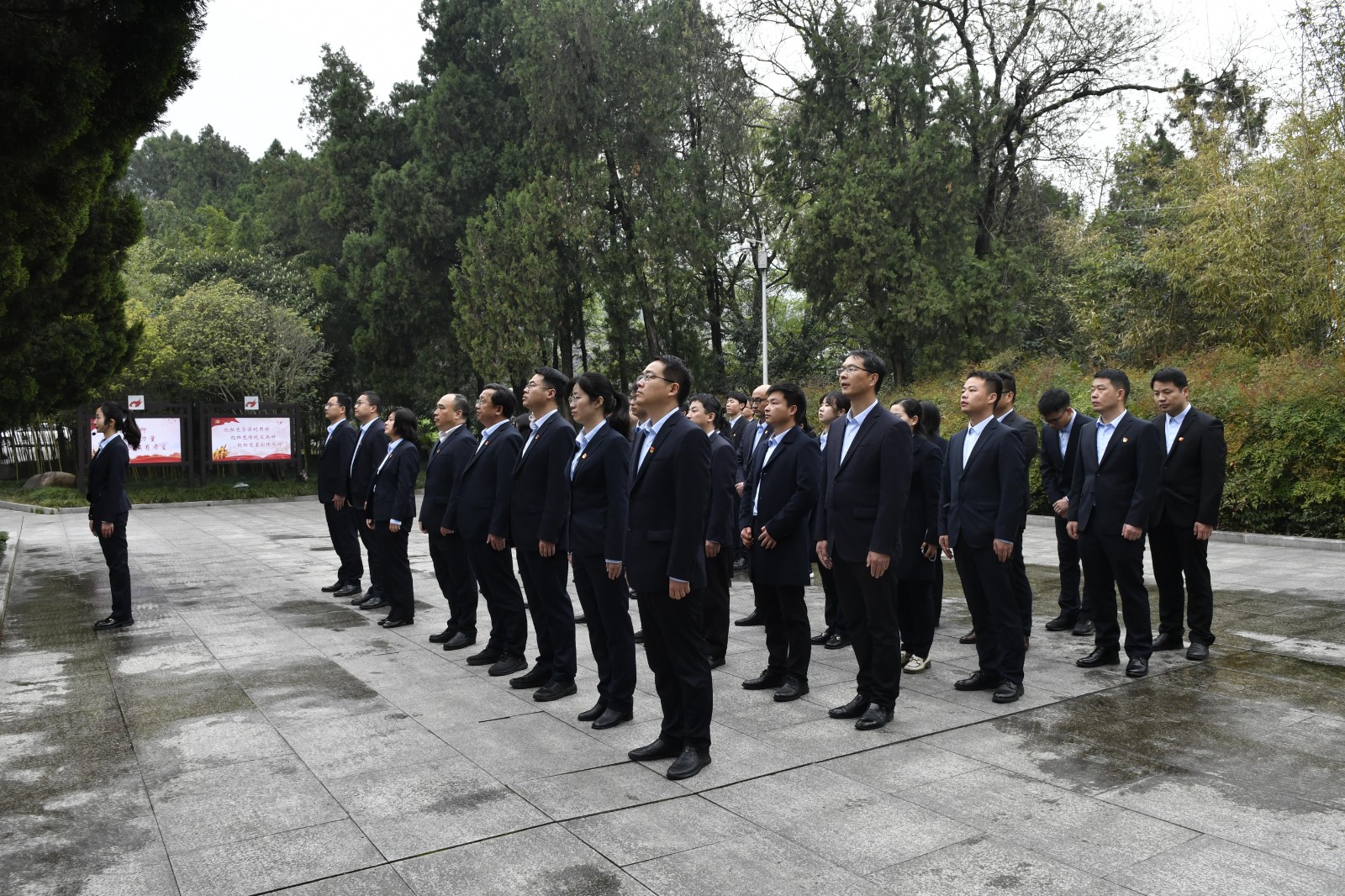 在鄂豫皖苏区首府烈士陵园开展缅怀英烈祭扫活动(1).JPG 在鄂豫皖苏区首府烈士陵园开展缅怀英烈祭扫活动(1).JPG